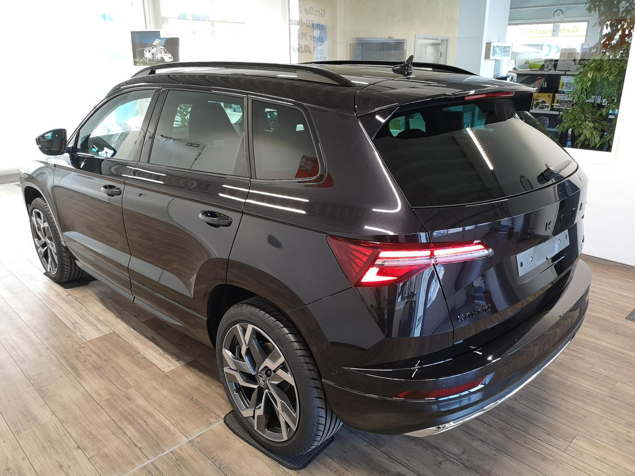 Skoda Karoq Sportline 2,0TDI DSG 4x4*PSD*AHK*360°*NAVI - SUV/ Geländewagen: das Bild 4 Skoda Karoq Sportline 2,0TDI DSG 4x4*PSD*AHK*360°*NAVI - SUV/ Geländewagen: das Bild 4