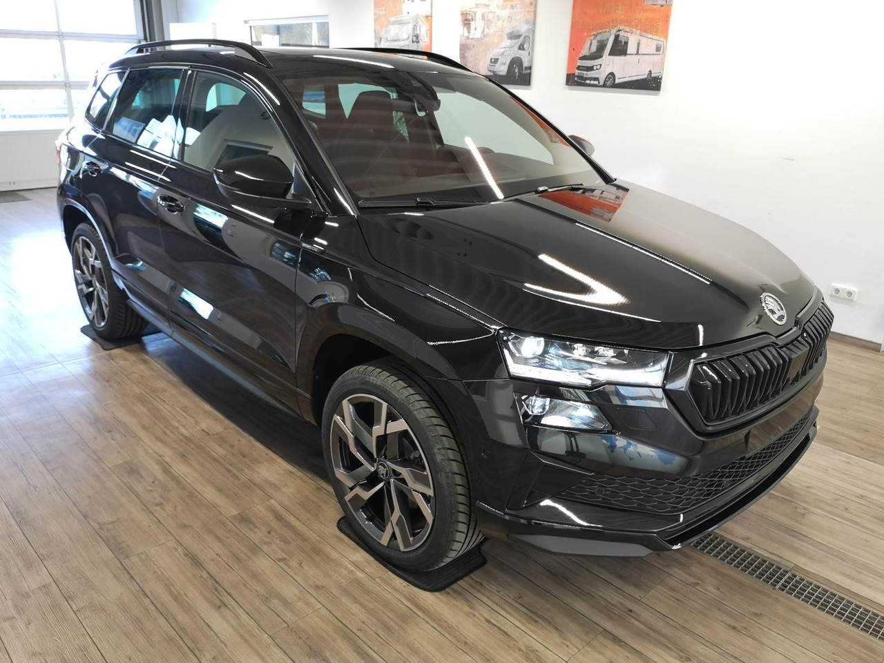Skoda Karoq Sportline 2,0TDI DSG 4x4*PSD*AHK*360°*NAVI - SUV/ Geländewagen: das Bild 3 Skoda Karoq Sportline 2,0TDI DSG 4x4*PSD*AHK*360°*NAVI - SUV/ Geländewagen: das Bild 3