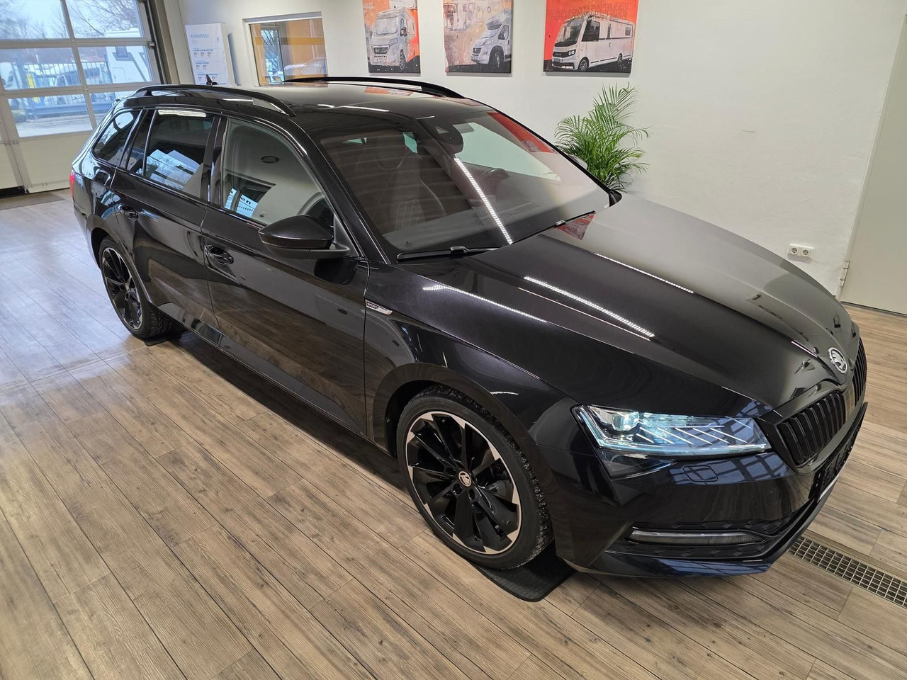 Skoda Superb Combi Sportline 2,0 TDI 4x4*PSD*360°*AHK* - PKW: das Bild 3 Skoda Superb Combi Sportline 2,0 TDI 4x4*PSD*360°*AHK* - PKW: das Bild 3