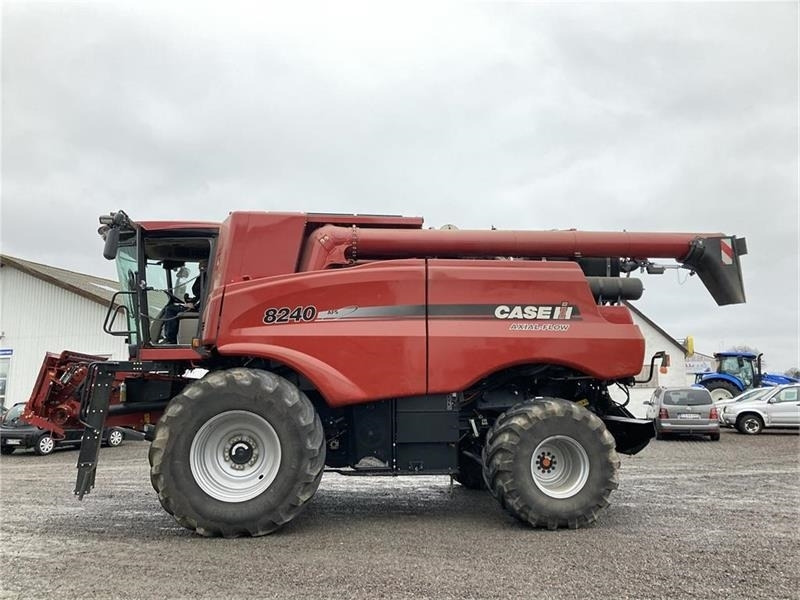 Case IH Axial Flow 8240 - Mähdrescher: das Bild 1 Case IH Axial Flow 8240 - Mähdrescher: das Bild 1