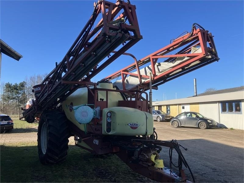 Hardi COMMANDER 4200 TWIN 28 m - Anhängespritze: das Bild 1 Hardi COMMANDER 4200 TWIN 28 m - Anhängespritze: das Bild 1