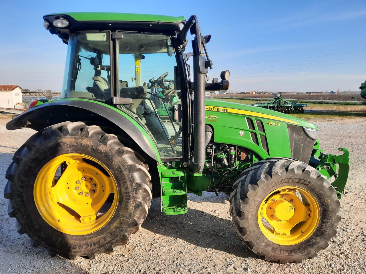 JOHN DEERE 5100 R - Traktor: das Bild 2 JOHN DEERE 5100 R - Traktor: das Bild 2