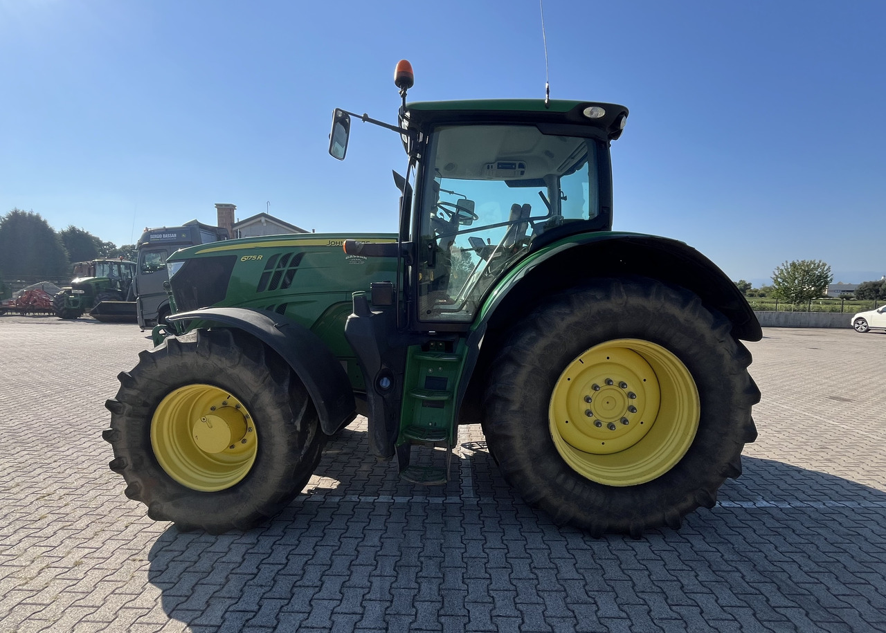 JOHN DEERE 6175 R - Traktor: das Bild 2 JOHN DEERE 6175 R - Traktor: das Bild 2