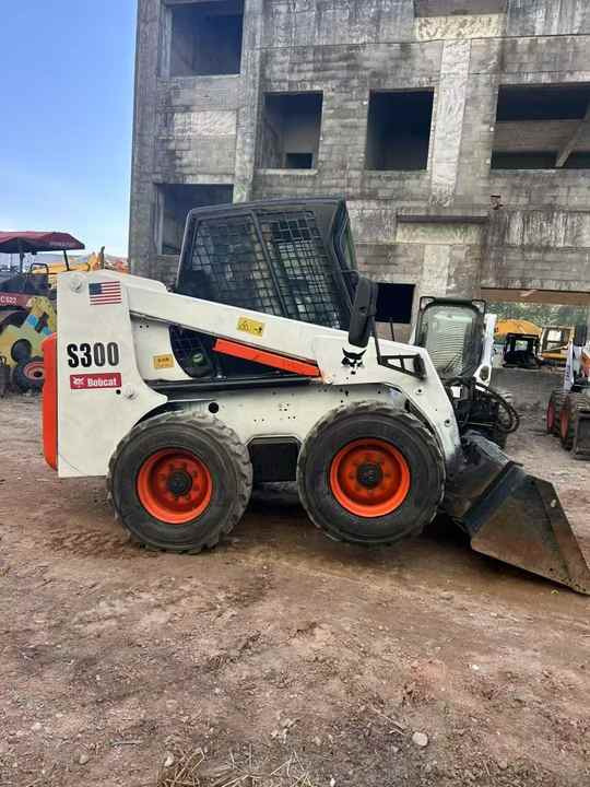 Second Hand BOBCAT S300 Skid-steer Loader with Very Good Performance Is for Sale at a Low Price - Kompaktlader: das Bild 2 Second Hand BOBCAT S300 Skid-steer Loader with Very Good Performance Is for Sale at a Low Price - Kompaktlader: das Bild 2