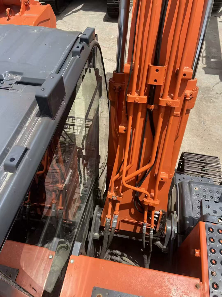 HITACHI ZX130 - Kettenbagger: das Bild 5 HITACHI ZX130 - Kettenbagger: das Bild 5