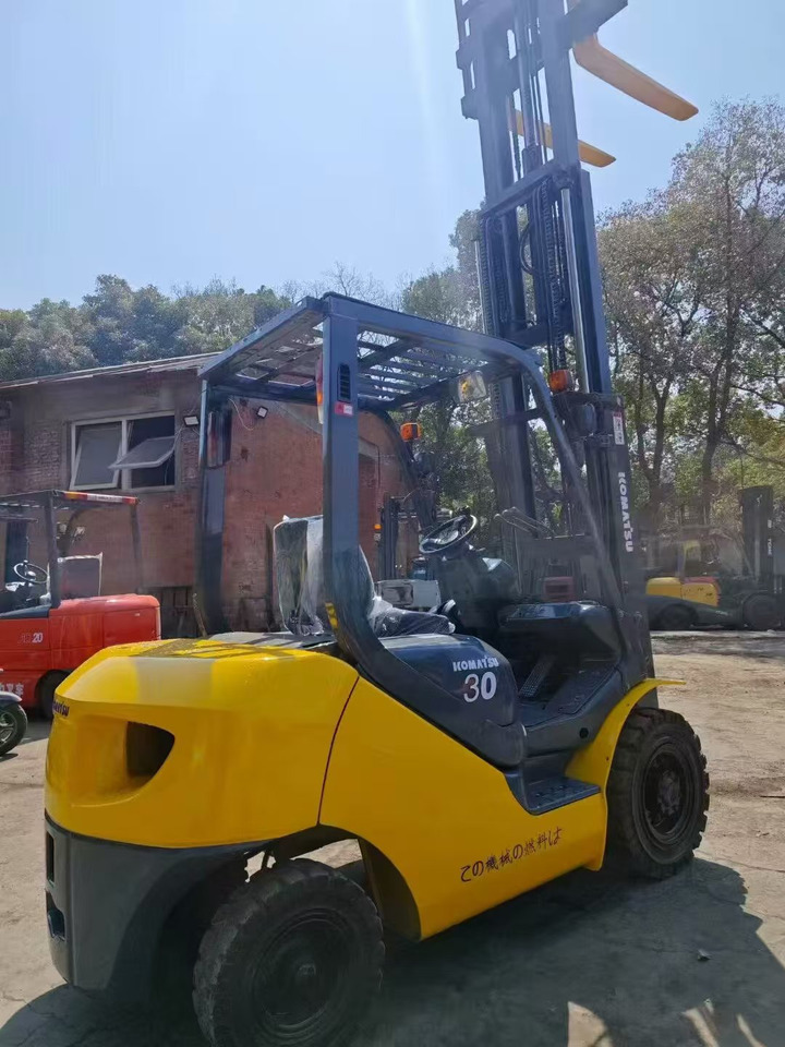 KOMATSU 3-ton - Teleskopmastbühne: das Bild 5 KOMATSU 3-ton - Teleskopmastbühne: das Bild 5