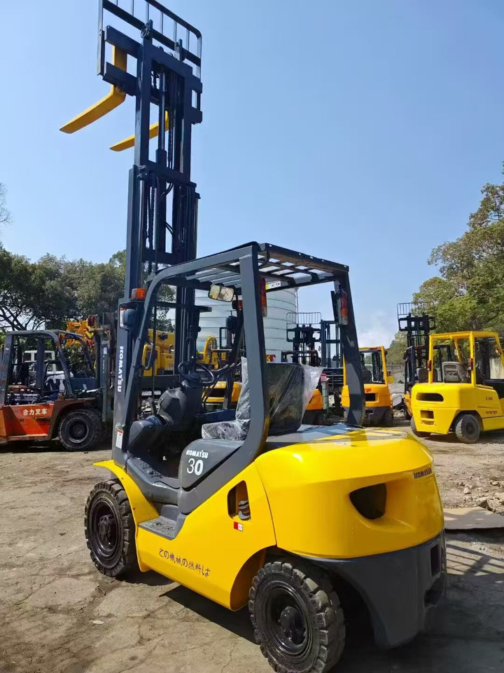 KOMATSU 3-ton - Teleskopmastbühne: das Bild 3 KOMATSU 3-ton - Teleskopmastbühne: das Bild 3
