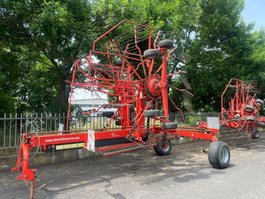 Kuhn GA 8121 - Heuwender/ Wenderechen: das Bild 1 Kuhn GA 8121 - Heuwender/ Wenderechen: das Bild 1