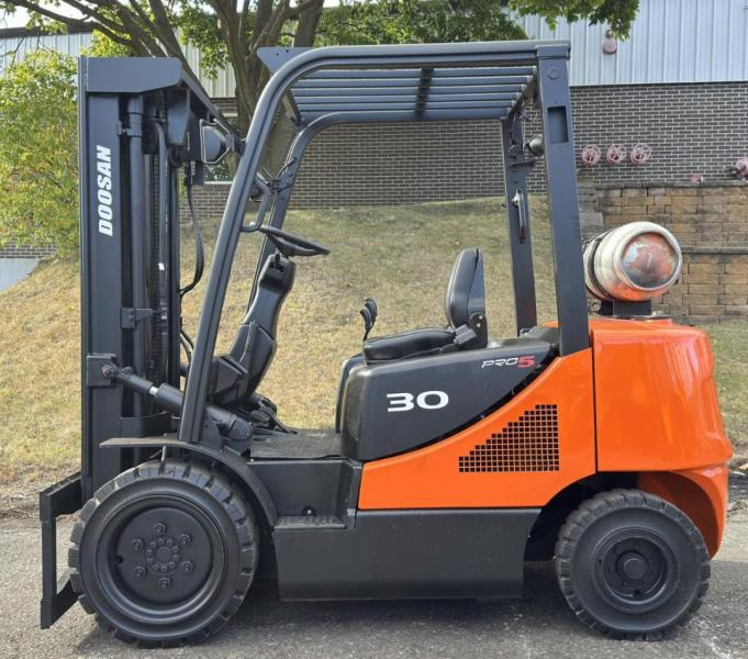 Doosan Chariot élévateur 3t gaz DOOSAN fenwick - Treibgasstapler: das Bild 1 Doosan Chariot élévateur 3t gaz DOOSAN fenwick - Treibgasstapler: das Bild 1