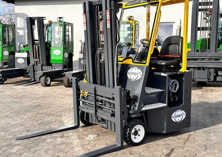 Combilift C3000CB / GAS / TRIPLEX / 4900MM / FREE LIFT / FORK POSITIONER / SIC3000CB / GAS / TRIPLEX / 4900MM / FREE LIFT / FORK POSITIONER / SIDE SHIFT / LIKE NEWDE SHIFT / LIKE NEW - Vierwegstapler: das Bild 1 Combilift C3000CB / GAS / TRIPLEX / 4900MM / FREE LIFT / FORK POSITIONER / SIC3000CB / GAS / TRIPLEX / 4900MM / FREE LIFT / FORK POSITIONER / SIDE SHIFT / LIKE NEWDE SHIFT / LIKE NEW - Vierwegstapler: das Bild 1