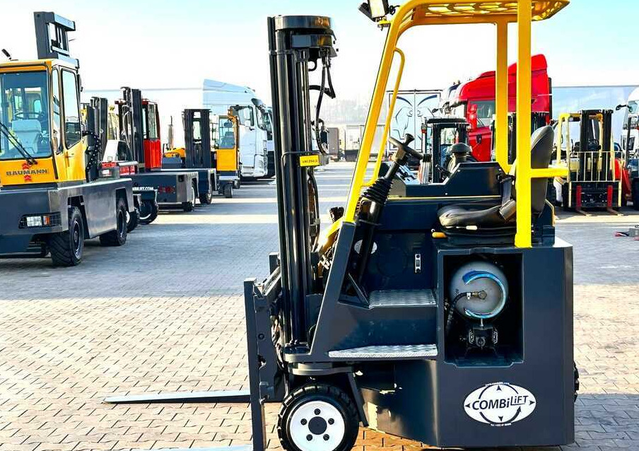 Combilift C3000CB / LPG / TRIPLEX - 4900MM / LPG / FREE LIFT / POSITIONER / FORK SIDE SHIFT / ONLY 7454 MTH / LIKE NEW - Vierwegstapler: das Bild 3 Combilift C3000CB / LPG / TRIPLEX - 4900MM / LPG / FREE LIFT / POSITIONER / FORK SIDE SHIFT / ONLY 7454 MTH / LIKE NEW - Vierwegstapler: das Bild 3
