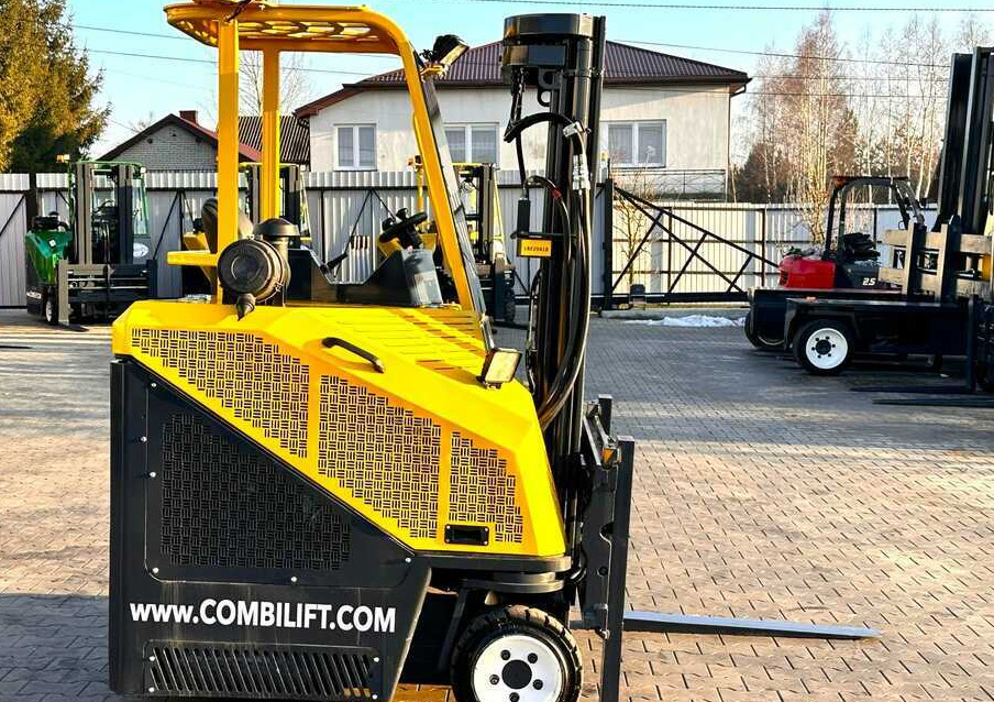 Combilift C3000CB / LPG / TRIPLEX - 4900MM / LPG / FREE LIFT / POSITIONER / FORK SIDE SHIFT / ONLY 7454 MTH / LIKE NEW - Vierwegstapler: das Bild 5 Combilift C3000CB / LPG / TRIPLEX - 4900MM / LPG / FREE LIFT / POSITIONER / FORK SIDE SHIFT / ONLY 7454 MTH / LIKE NEW - Vierwegstapler: das Bild 5