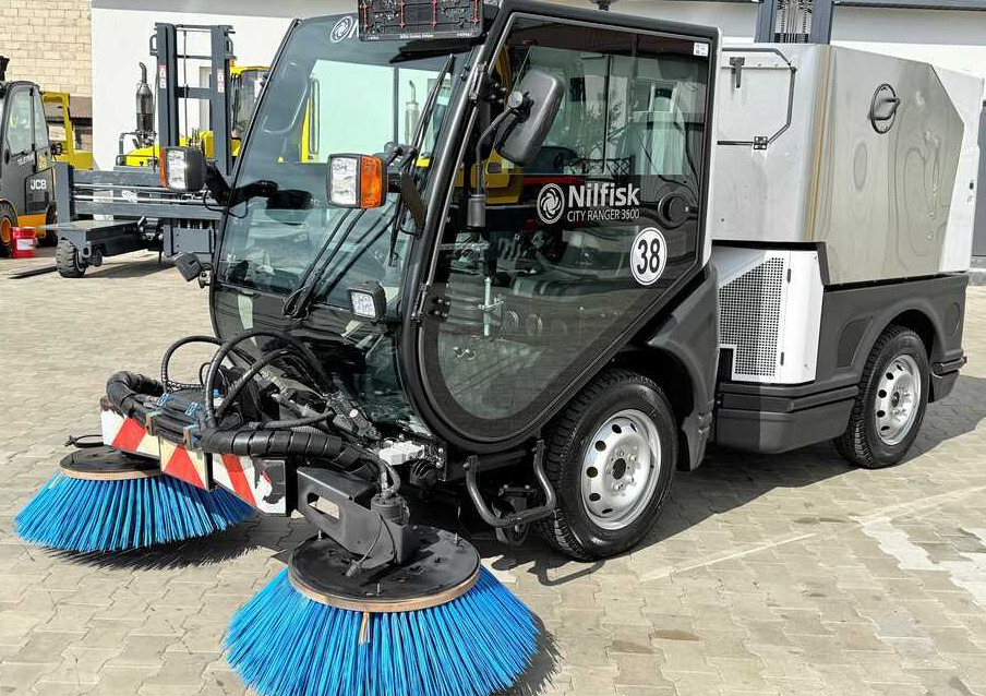 Nilfisk Nilfisk City Ranger 3500 – Articulated Municipal Sweeper | Year 2017 | On - Kehrmaschine: das Bild 1 Nilfisk Nilfisk City Ranger 3500 – Articulated Municipal Sweeper | Year 2017 | On - Kehrmaschine: das Bild 1
