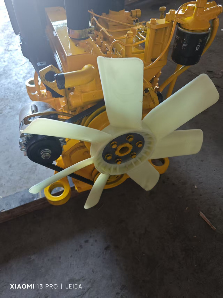 KOMATSU 4D95LE-3 - Motor für Bagger: das Bild 3 KOMATSU 4D95LE-3 - Motor für Bagger: das Bild 3