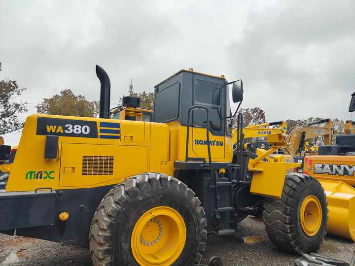 Certified Pre-Owned Komatsu WA380-3 | Heavy-Duty Loader for Mining/ Construction - Price Negotiable! - Baggerlader: das Bild 4 Certified Pre-Owned Komatsu WA380-3 | Heavy-Duty Loader for Mining/ Construction - Price Negotiable! - Baggerlader: das Bild 4