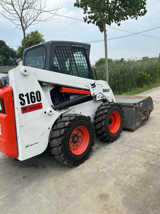 USED BOBCAT S160 Skid-steer Loader Bobcat S160 Carry Sweeper with Very Good Performance Is for Sale at a Low Price. - Kompaktlader: das Bild 4 USED BOBCAT S160 Skid-steer Loader Bobcat S160 Carry Sweeper with Very Good Performance Is for Sale at a Low Price. - Kompaktlader: das Bild 4