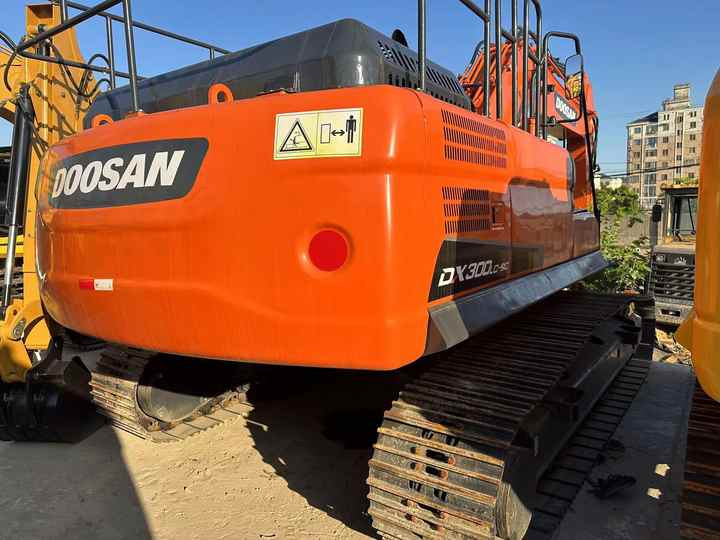 Used Digger DOOSAN DX300 Construction Machinery Construction Digger Used DOOSAN DX300 Cheap Excavator - Kettenbagger: das Bild 4 Used Digger DOOSAN DX300 Construction Machinery Construction Digger Used DOOSAN DX300 Cheap Excavator - Kettenbagger: das Bild 4