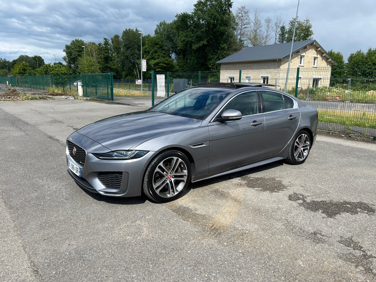 JAGUAR XE 20MY SE R-DYN. 2.0L D 180 BVA8 Cockpit PANO - Limousine: das Bild 1 JAGUAR XE 20MY SE R-DYN. 2.0L D 180 BVA8 Cockpit PANO - Limousine: das Bild 1