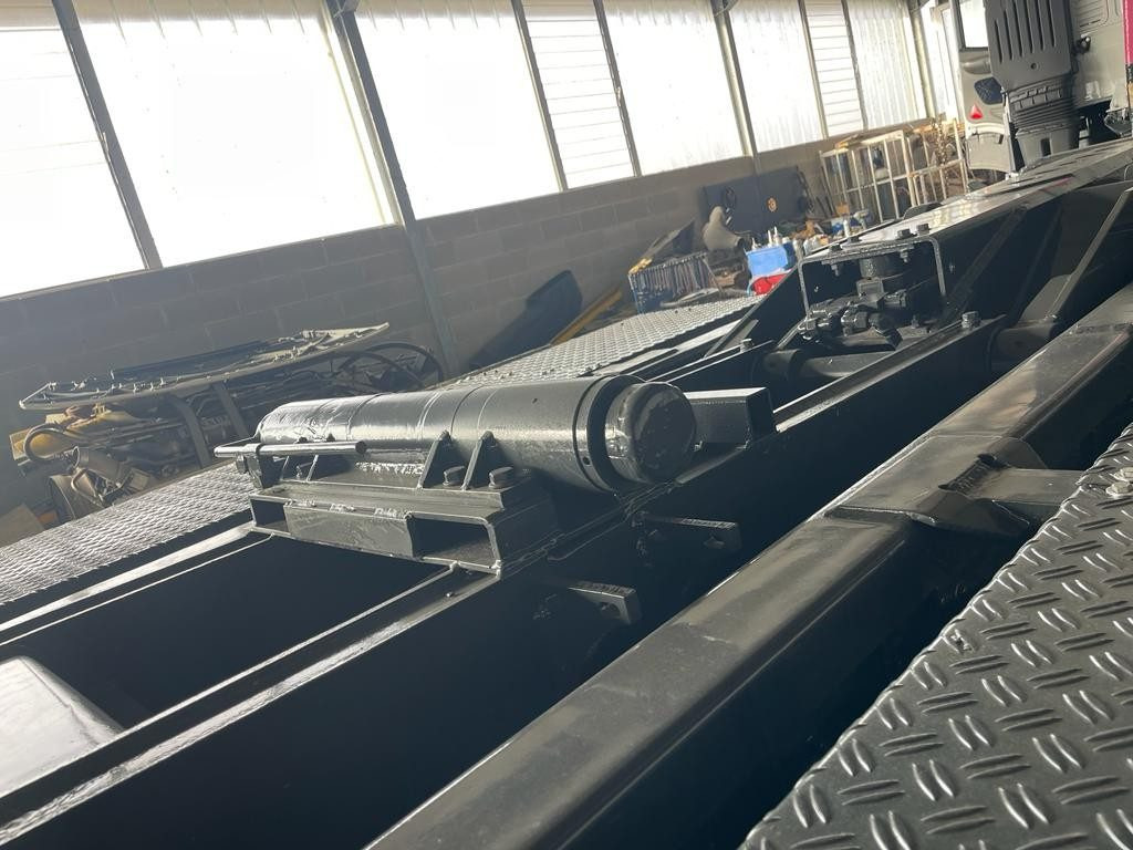 BLOCCAGGIO POSTERIORE INTERNO CON 2 PISTONI - Karosserie und Außen für LKW: das Bild 1 BLOCCAGGIO POSTERIORE INTERNO CON 2 PISTONI - Karosserie und Außen für LKW: das Bild 1