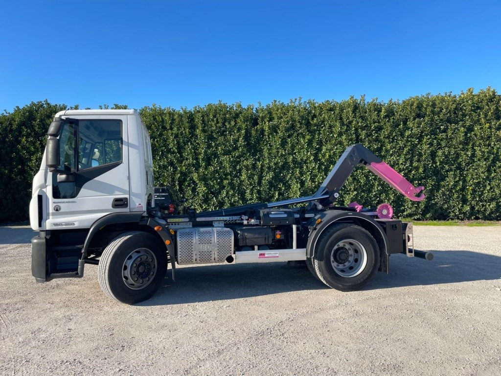 IVECO EUROCARGO 180E25 CON SCARRABILE NUOVO - Abrollkipper: das Bild 3 IVECO EUROCARGO 180E25 CON SCARRABILE NUOVO - Abrollkipper: das Bild 3