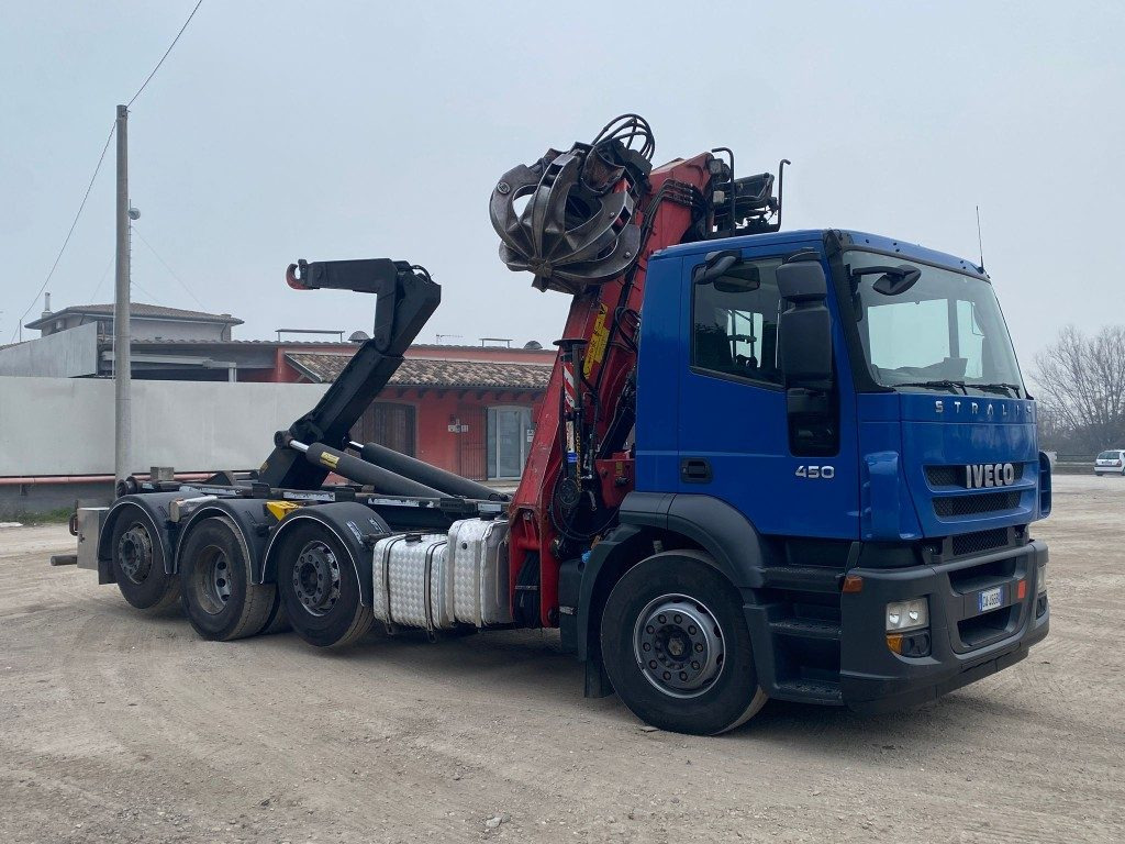 IVECO STRALIS 260.450 SCARRABILE CON GRU - Abrollkipper, Autokran: das Bild 1 IVECO STRALIS 260.450 SCARRABILE CON GRU - Abrollkipper, Autokran: das Bild 1