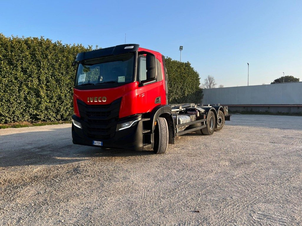 IVECO X-WAY AD260 NUOVO TARGATO SCARRABILE - Abrollkipper: das Bild 1 IVECO X-WAY AD260 NUOVO TARGATO SCARRABILE - Abrollkipper: das Bild 1