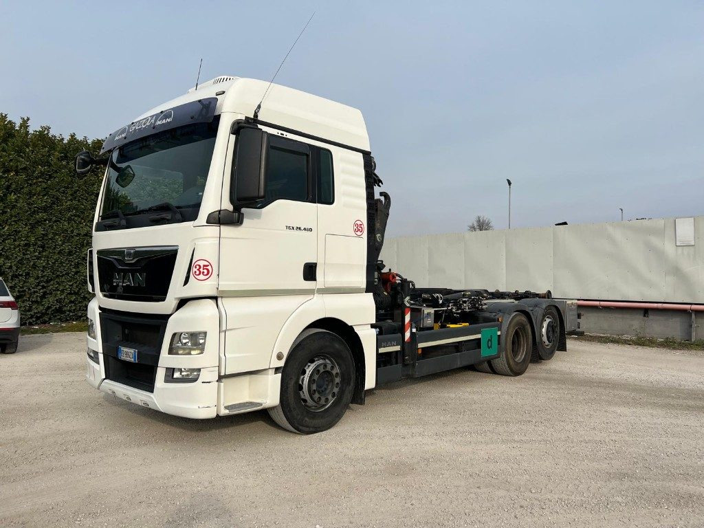 MAN TGX 26.480 SCARRABILE CON GRU DIETRO CABINA - Abrollkipper: das Bild 1 MAN TGX 26.480 SCARRABILE CON GRU DIETRO CABINA - Abrollkipper: das Bild 1