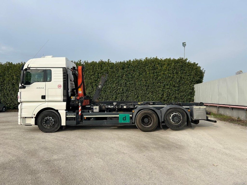 MAN TGX 26.480 SCARRABILE CON GRU DIETRO CABINA - Abrollkipper: das Bild 3 MAN TGX 26.480 SCARRABILE CON GRU DIETRO CABINA - Abrollkipper: das Bild 3