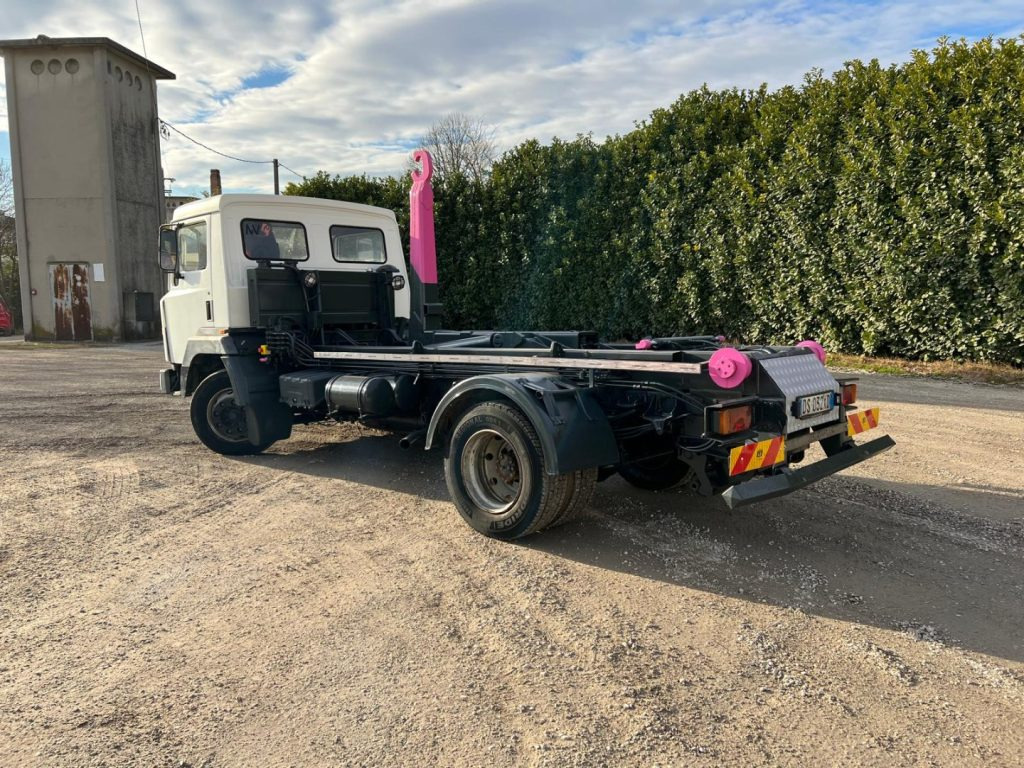 NISSAN 130/115 SCARRABILE - Abrollkipper: das Bild 3 NISSAN 130/115 SCARRABILE - Abrollkipper: das Bild 3