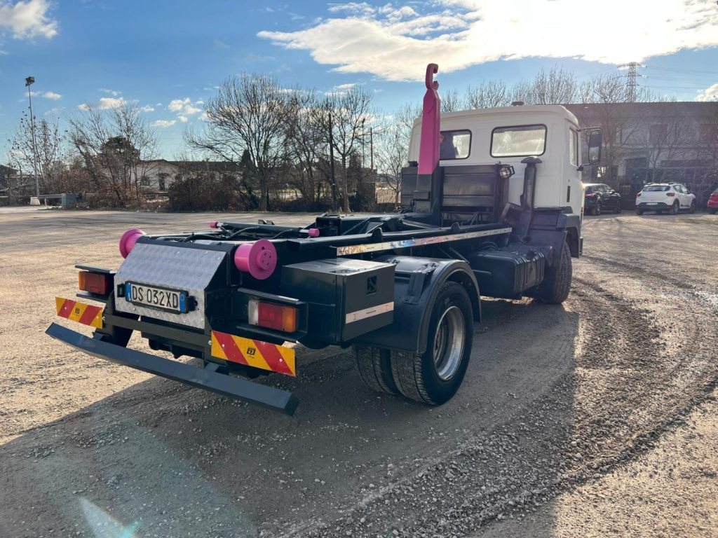 NISSAN 130/115 SCARRABILE - Abrollkipper: das Bild 4 NISSAN 130/115 SCARRABILE - Abrollkipper: das Bild 4