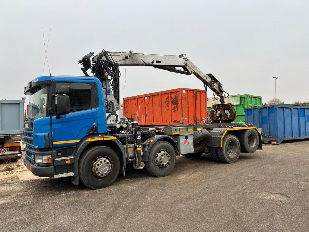 SCANIA 124GB 420 SCARRABILE CON GRU - Abrollkipper: das Bild 2 SCANIA 124GB 420 SCARRABILE CON GRU - Abrollkipper: das Bild 2