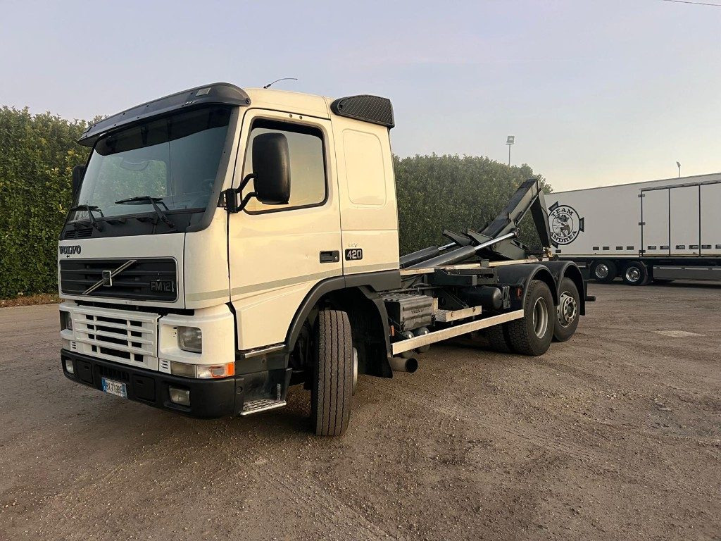 VOLVO FM12 420 SCARRABILE 6X2 - Abrollkipper: das Bild 2 VOLVO FM12 420 SCARRABILE 6X2 - Abrollkipper: das Bild 2