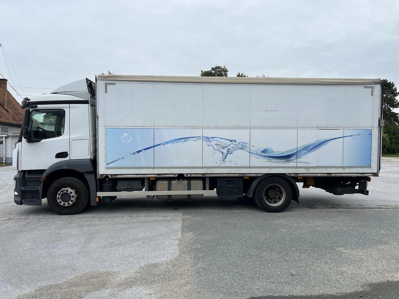 MERCEDES-BENZ ANTOS 18.30 L automatische Seitenladung | LBW | Klima | Tempomat - Getränkeaufbau LKW: das Bild 3 MERCEDES-BENZ ANTOS 18.30 L automatische Seitenladung | LBW | Klima | Tempomat - Getränkeaufbau LKW: das Bild 3