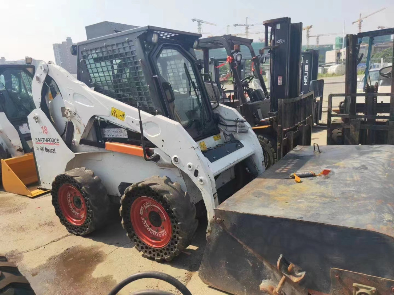 BOBCAT Skid Steer Loader S18 - Baumaschine: das Bild 2 BOBCAT Skid Steer Loader S18 - Baumaschine: das Bild 2