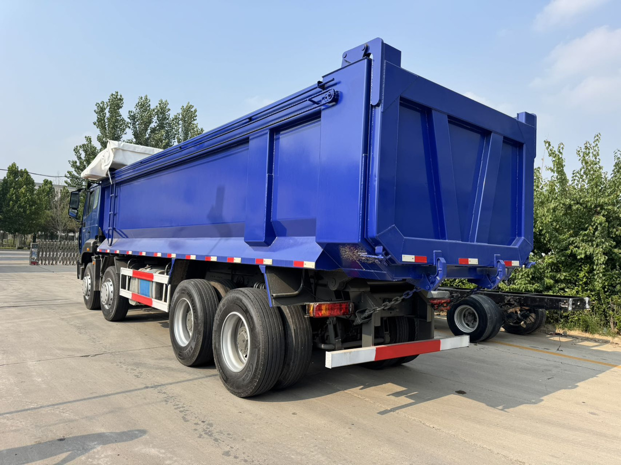 SINOTRUK HOWO Dump Truck 8x4 Click for Discount - Kipper: das Bild 3 SINOTRUK HOWO Dump Truck 8x4 Click for Discount - Kipper: das Bild 3