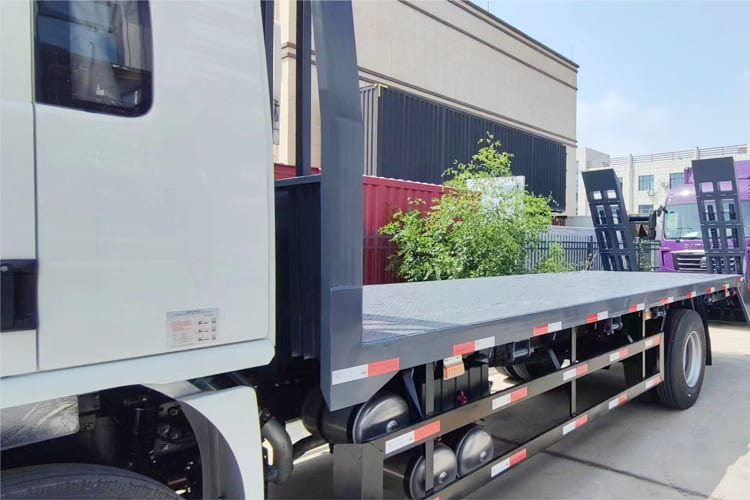 SHACMAN SHACMAN L3000 4x2 Light Cargo Truck with Rear Loading Ramp - Pritsche LKW: das Bild 3 SHACMAN SHACMAN L3000 4x2 Light Cargo Truck with Rear Loading Ramp - Pritsche LKW: das Bild 3