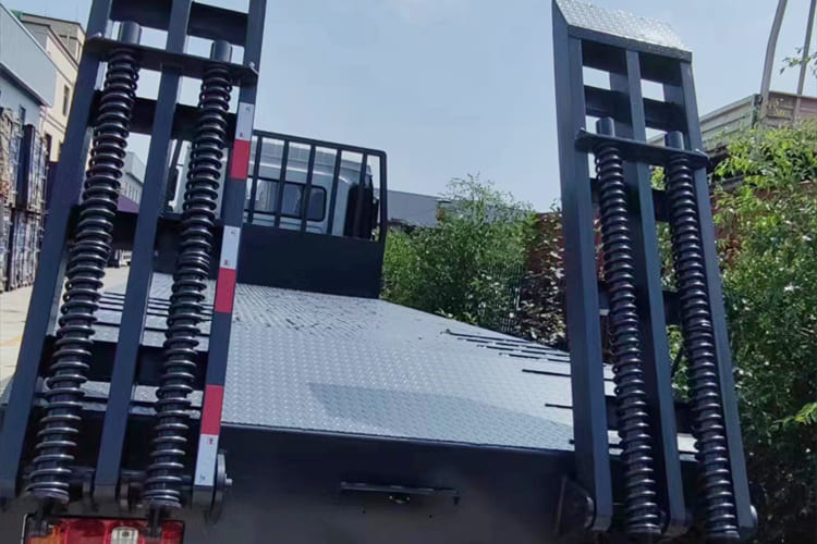 SHACMAN SHACMAN L3000 4x2 Light Cargo Truck with Rear Loading Ramp - Pritsche LKW: das Bild 5 SHACMAN SHACMAN L3000 4x2 Light Cargo Truck with Rear Loading Ramp - Pritsche LKW: das Bild 5