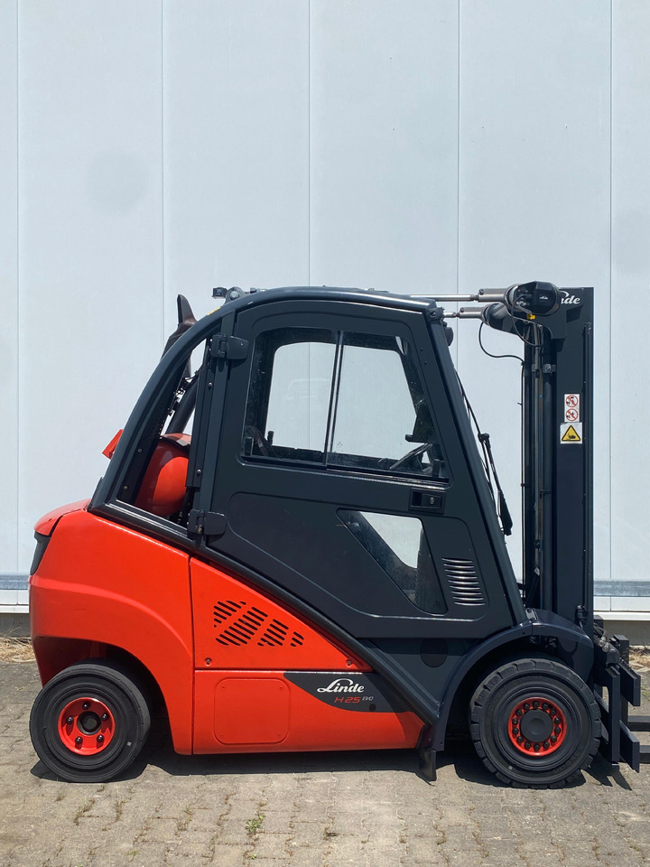 Linde Linde H 25 T - 6-372 h - Seitenschieber - - Treibgasstapler: das Bild 4 Linde Linde H 25 T - 6-372 h - Seitenschieber - - Treibgasstapler: das Bild 4
