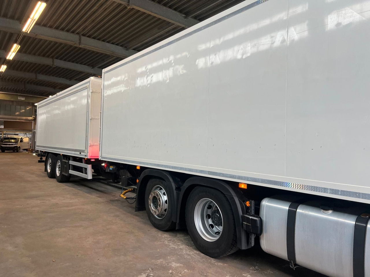 Mercedes-Benz Actros 2543 Komplettzug Voll-Luft - Lange Koffer - Koffer LKW: das Bild 2 Mercedes-Benz Actros 2543 Komplettzug Voll-Luft - Lange Koffer - Koffer LKW: das Bild 2