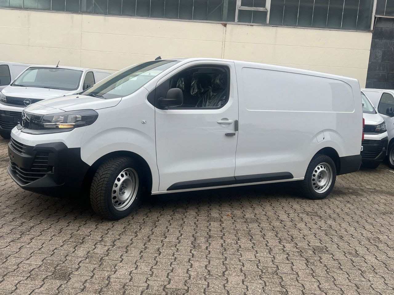Opel Vivaro L3 H1 144 PS Automatik Holzboden+AHK+Rück - Kastenwagen: das Bild 4 Opel Vivaro L3 H1 144 PS Automatik Holzboden+AHK+Rück - Kastenwagen: das Bild 4