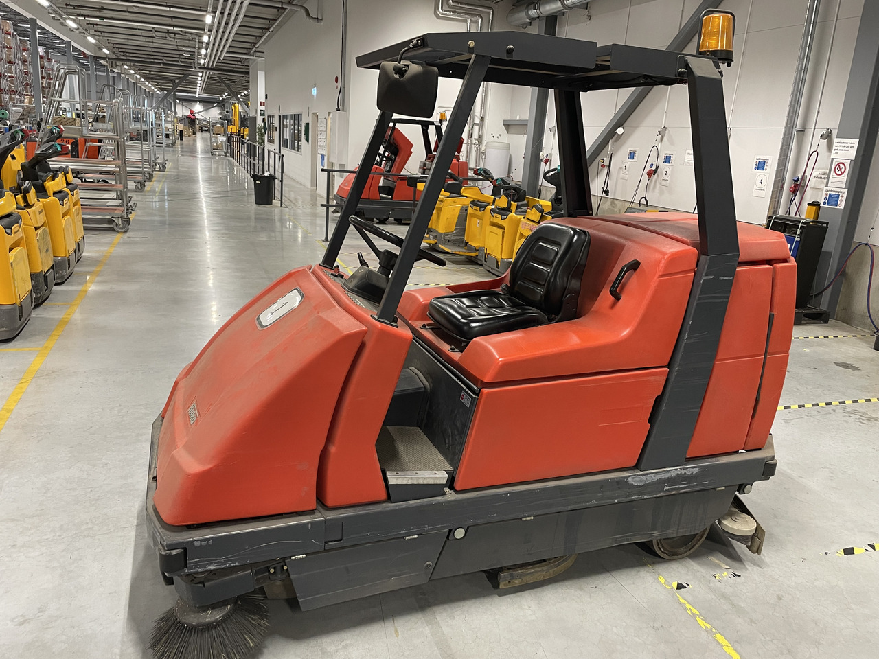 Hako Hakomatic B 1100 - Kehrsaugmaschine: das Bild 2 Hako Hakomatic B 1100 - Kehrsaugmaschine: das Bild 2