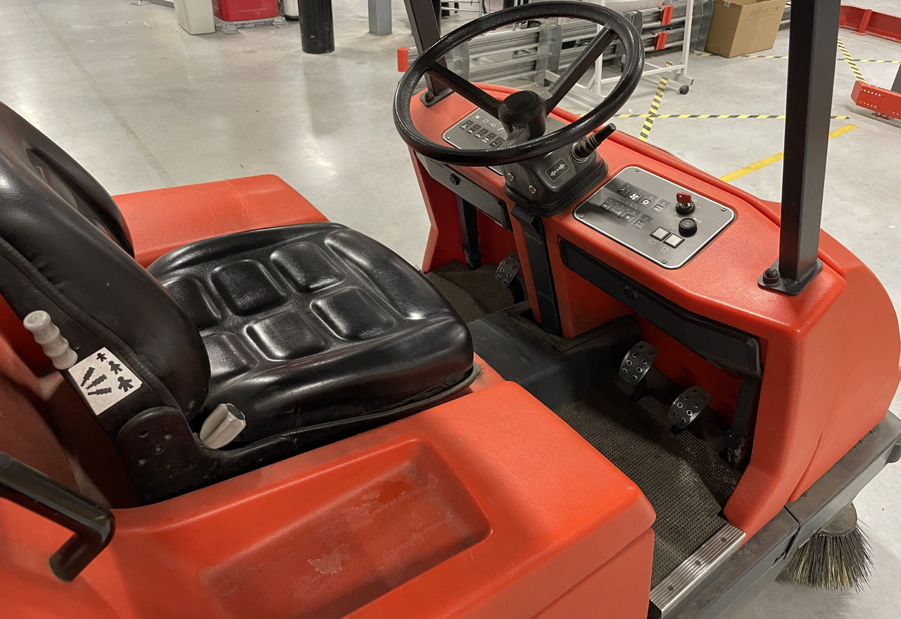 Hako Hakomatic B 1100 - Kehrsaugmaschine: das Bild 3 Hako Hakomatic B 1100 - Kehrsaugmaschine: das Bild 3