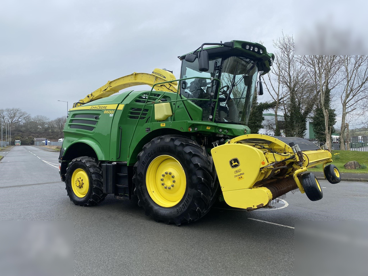 2020 JOHN DEERE 8600 - Feldhäcksler: das Bild 2 2020 JOHN DEERE 8600 - Feldhäcksler: das Bild 2
