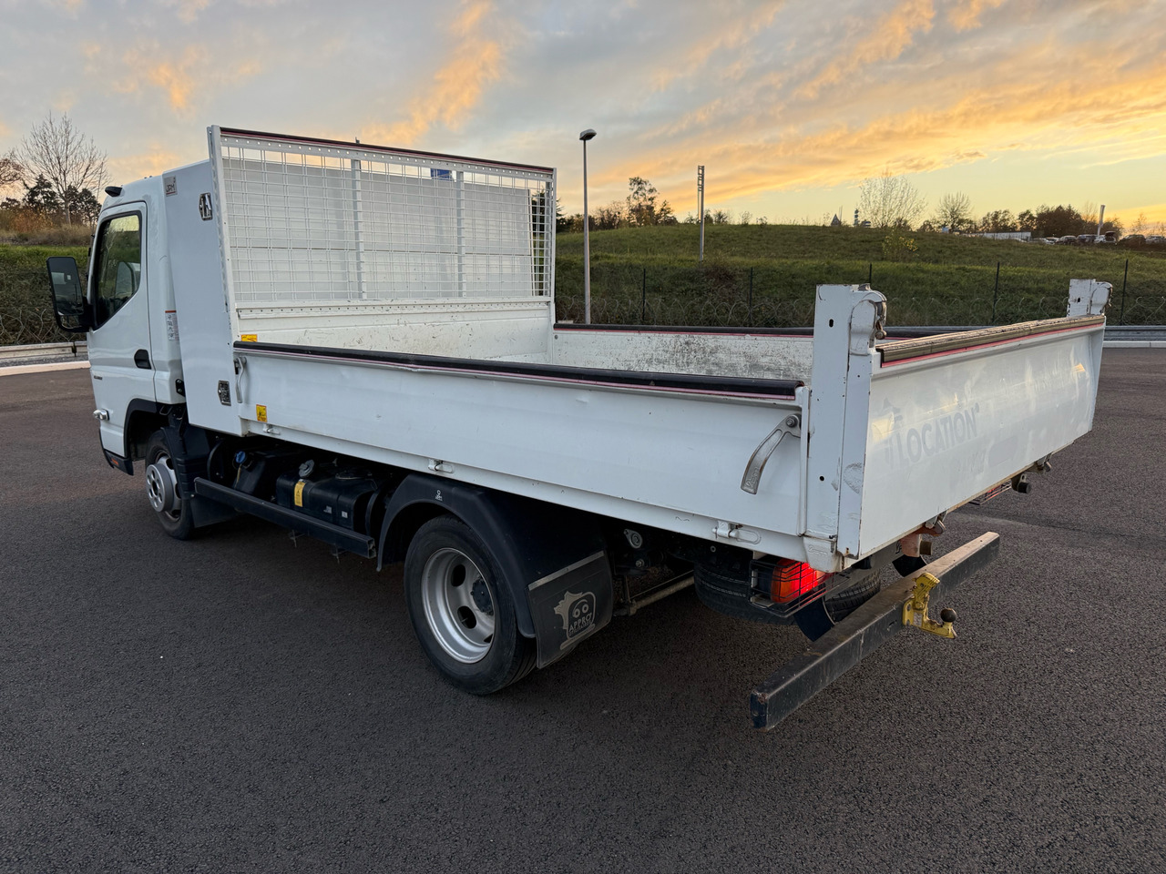 Mitsubishi Canter Fuso - Kipper Transporter: das Bild 3 Mitsubishi Canter Fuso - Kipper Transporter: das Bild 3