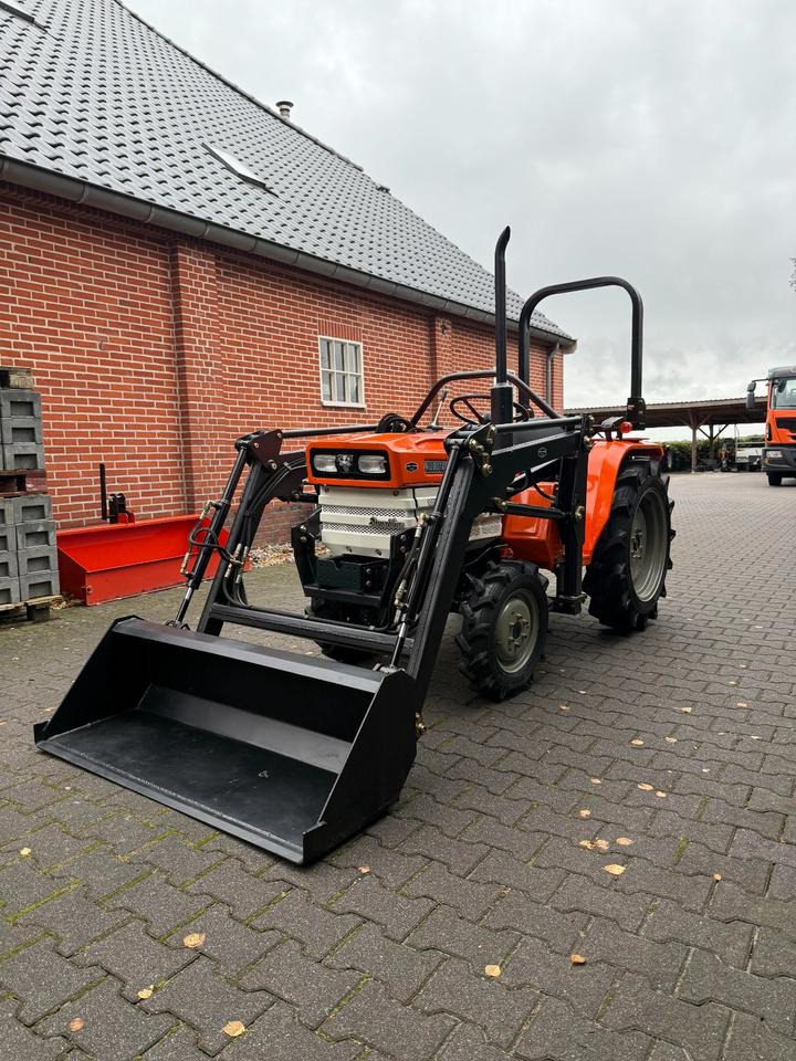 Kleintraktor Kubota B1600 mit Frontlader ab 125 € pro Monat. - Kleintraktor: das Bild 1 Kleintraktor Kubota B1600 mit Frontlader ab 125 € pro Monat. - Kleintraktor: das Bild 1