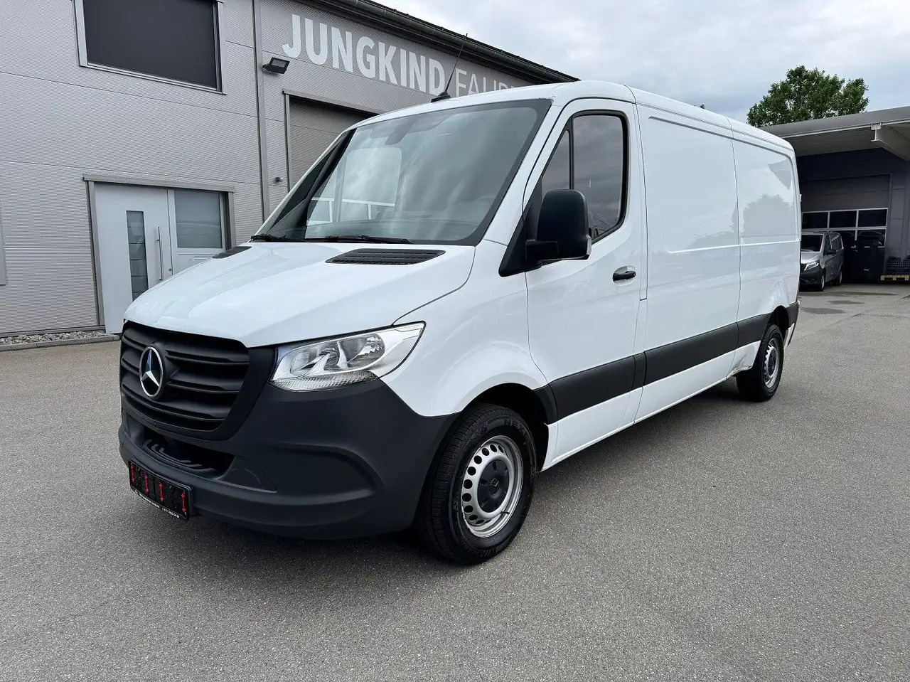 Mercedes-Benz Sprinter 215 CDI Flach Lang Klima FWD - Kastenwagen: das Bild 1 Mercedes-Benz Sprinter 215 CDI Flach Lang Klima FWD - Kastenwagen: das Bild 1