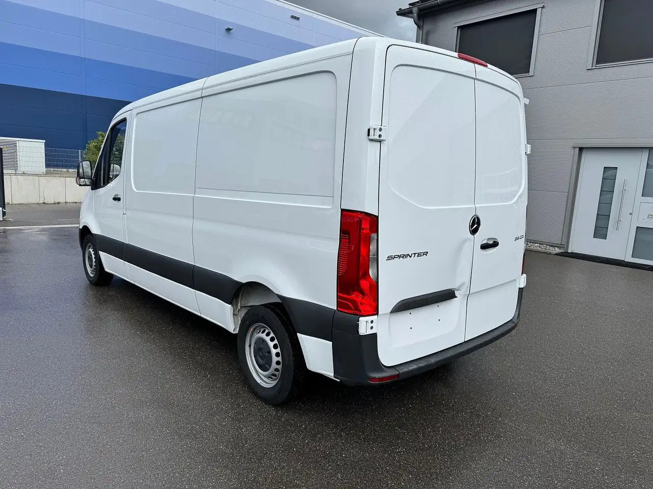 Mercedes-Benz Sprinter 215 CDI Flach Lang Klima FWD - Kastenwagen: das Bild 5 Mercedes-Benz Sprinter 215 CDI Flach Lang Klima FWD - Kastenwagen: das Bild 5