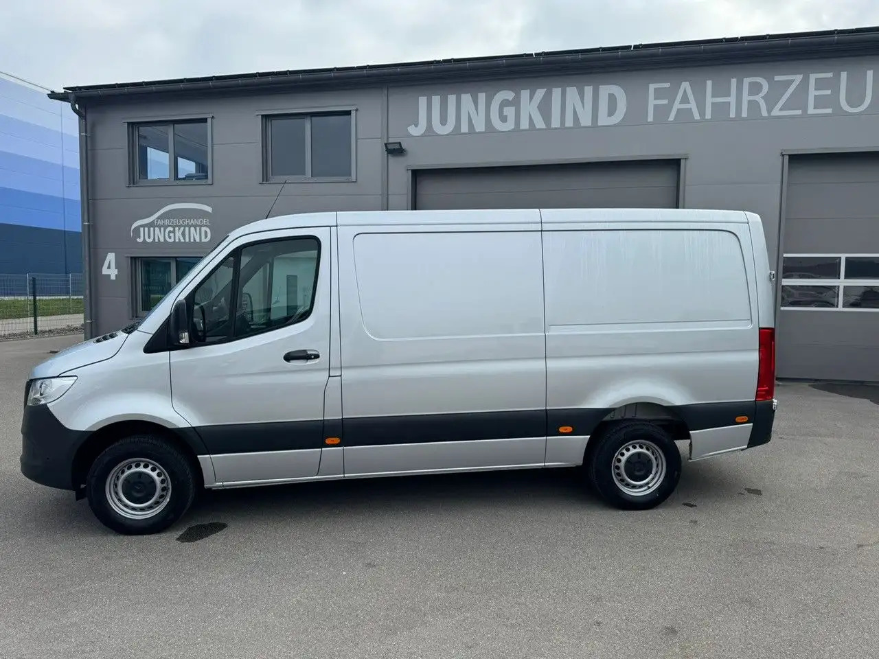 Mercedes-Benz Sprinter 317 CDI Flach Lang Silber Klima MBUX - Kastenwagen: das Bild 3 Mercedes-Benz Sprinter 317 CDI Flach Lang Silber Klima MBUX - Kastenwagen: das Bild 3
