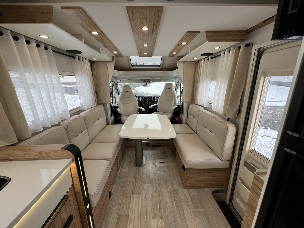 Pilote Pacific P696D Hubbett - Solar - Markise - Teilintegriertes Wohnmobil: das Bild 3 Pilote Pacific P696D Hubbett - Solar - Markise - Teilintegriertes Wohnmobil: das Bild 3