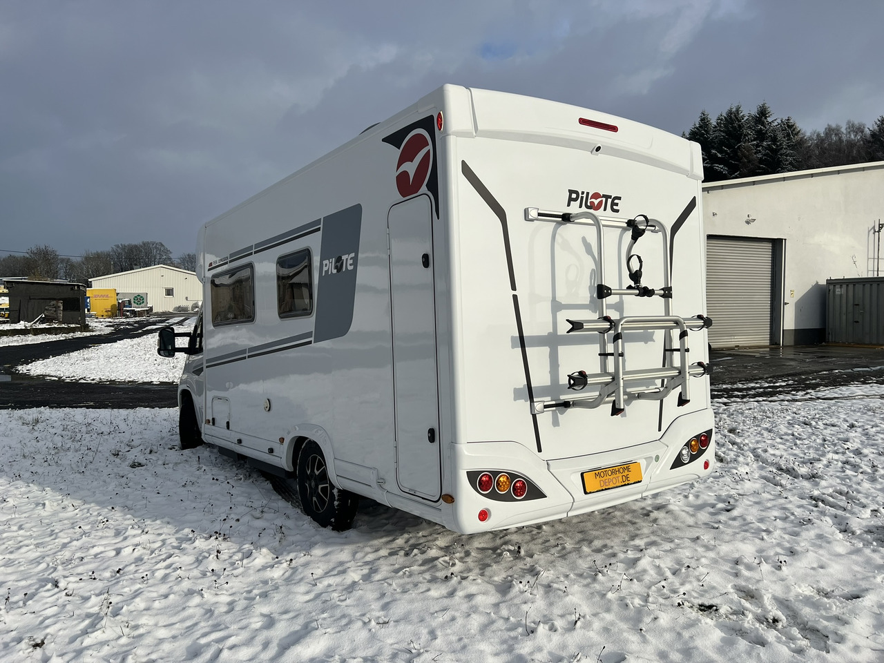 Pilote Pacific P696D Hubbett - Solar - Markise - Teilintegriertes Wohnmobil: das Bild 2 Pilote Pacific P696D Hubbett - Solar - Markise - Teilintegriertes Wohnmobil: das Bild 2